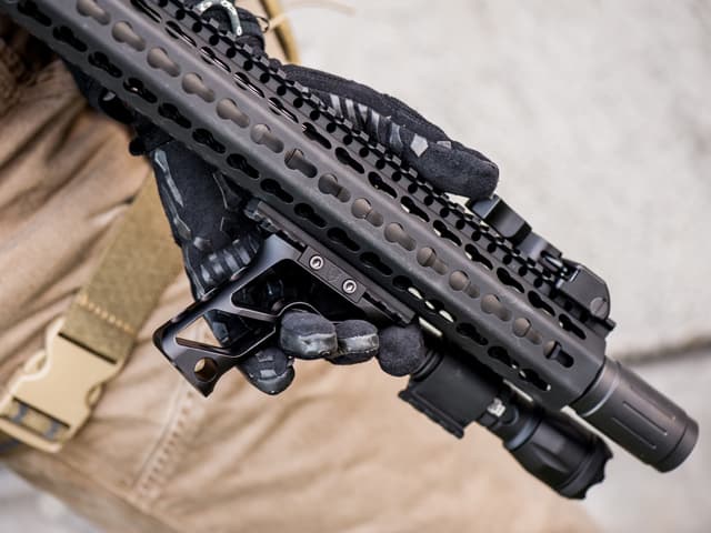 【正規品】PTS FORTIS SHIFT バーティカルグリップ KEYMOD [カラー：ブラック / ダークアース]