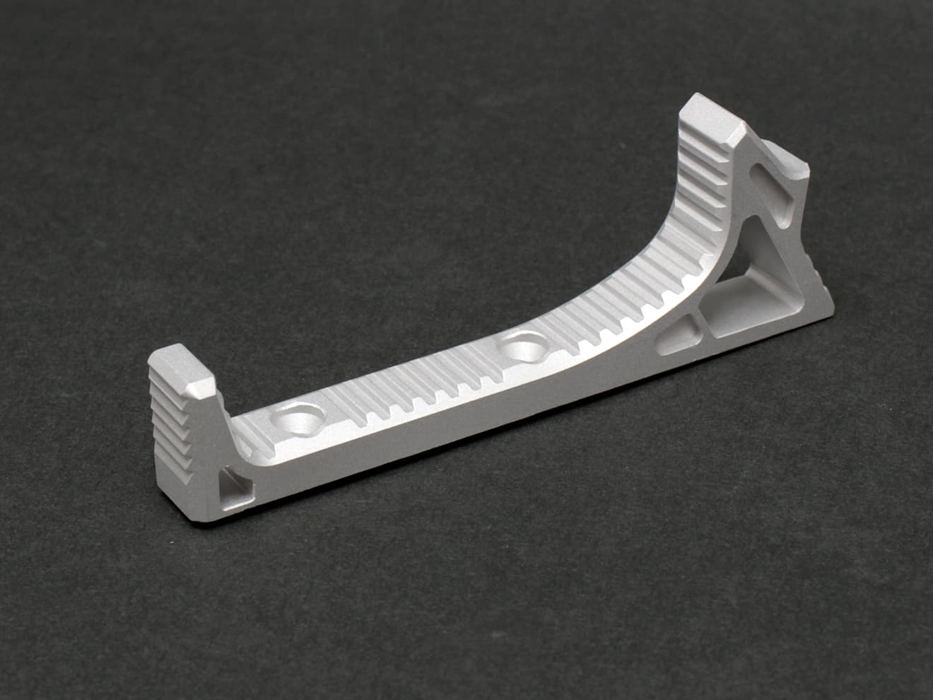 MILITARY BASE SI タイプ CNC カーブドグリップ [カラー・適合：BK・Keymod / DE・Keymod / RED・Keymod / SV・Keymod / BK・M-LOK / DE・M-LOK / RED・M-LOK / SV・M-LOK]