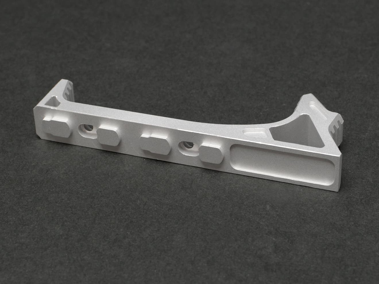 MILITARY BASE SI タイプ CNC カーブドグリップ [カラー・適合：BK・Keymod / DE・Keymod / RED・Keymod / SV・Keymod / BK・M-LOK / DE・M-LOK / RED・M-LOK / SV・M-LOK]