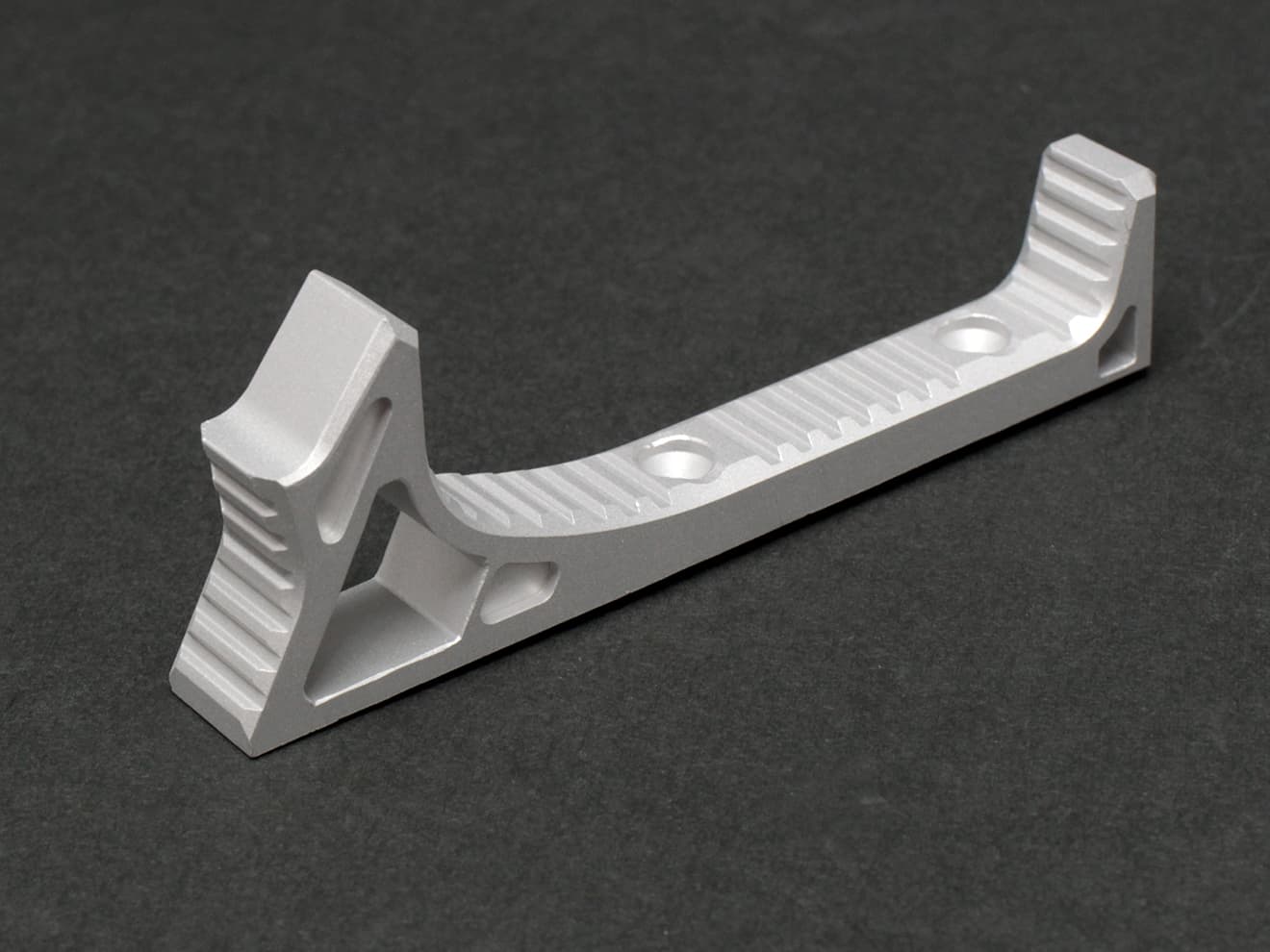 MILITARY BASE SI タイプ CNC カーブドグリップ [カラー・適合：BK・Keymod / DE・Keymod / RED・Keymod / SV・Keymod / BK・M-LOK / DE・M-LOK / RED・M-LOK / SV・M-LOK]