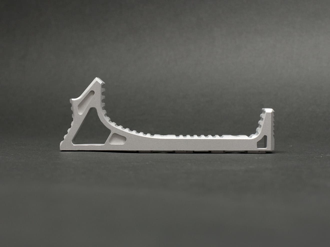 MILITARY BASE SI タイプ CNC カーブドグリップ [カラー・適合：BK・Keymod / DE・Keymod / RED・Keymod / SV・Keymod / BK・M-LOK / DE・M-LOK / RED・M-LOK / SV・M-LOK]