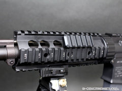 MILITARY BASE  １ O'clock (ワン・オクロック) サイドマウント for 20mmレール [カラー：BK / TAN]