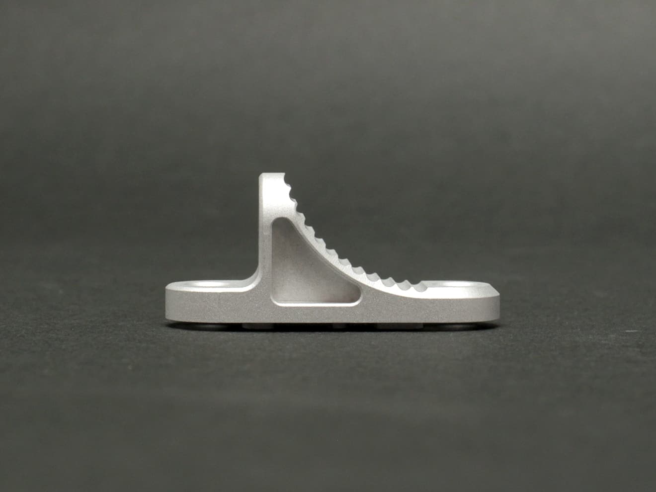 MILITARY BASE B5 ショート K タイプ CNC グリップストップ KeyMod [カラー：レッド / シルバー]